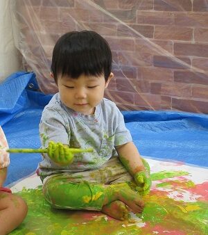【０歳児】気になるものがいっぱい