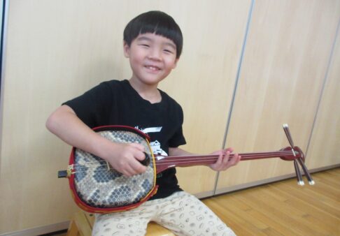 ５歳児　沖縄楽器を弾いてみよう♪