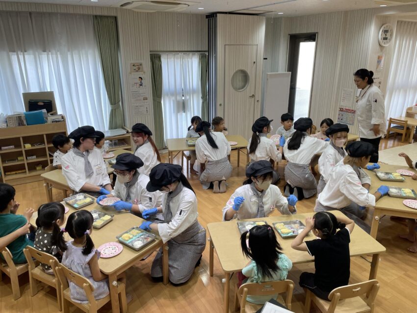 名古屋カフェ&リゾート専門学校の学生さんとの連携活動が行われました😊
今回のスイーツ作り体験の内容は、十五夜にちなんで「お月見」がテーマでした🎶
学生さんに教わりながら進めていきました🥰
