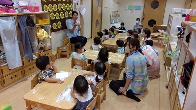 １歳児　りす組　「お月見団子を作ったよ」