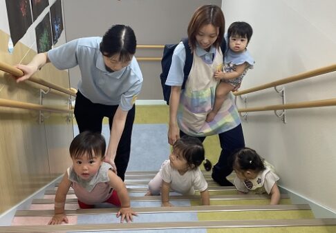 ０歳児　階段のぼり