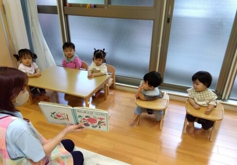 ０歳児　絵本の読み聞かせ