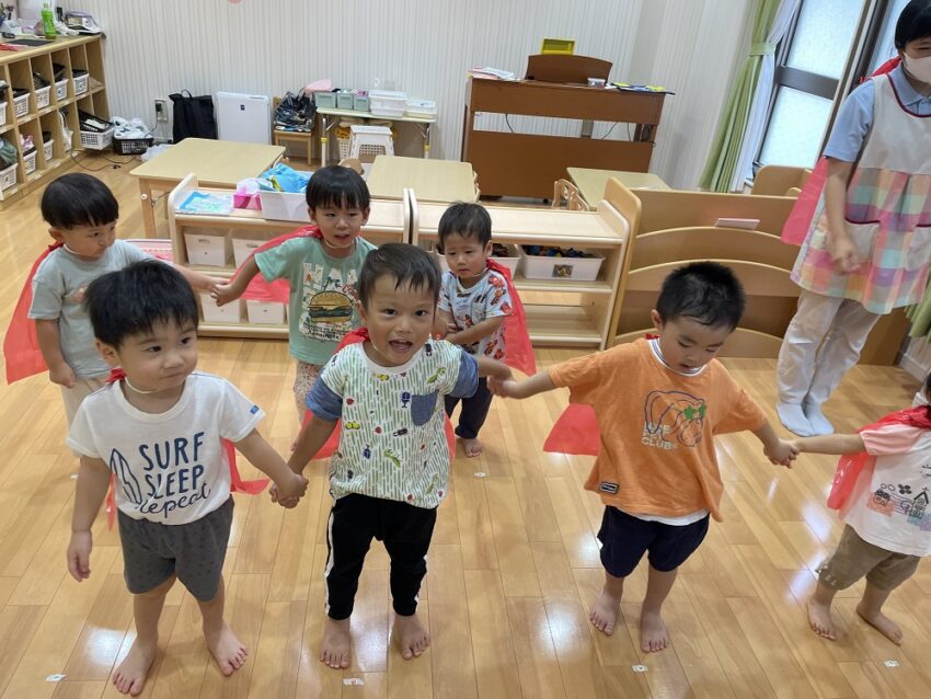 マントをつけて、つもりあそびをして楽しみました。
曲に合わせて踊ったり、みんなと手をつないで楽しみましたよ♬
