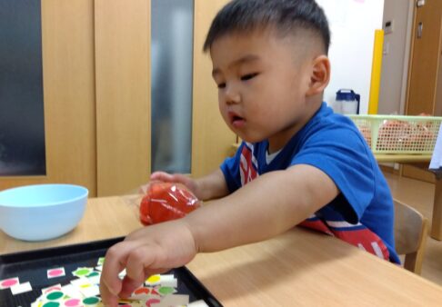 ２歳児　製作の様子