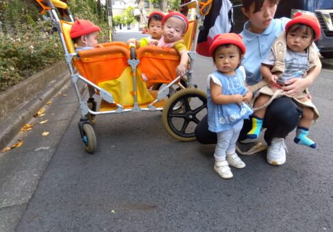 0歳児　お散歩に行きました♪