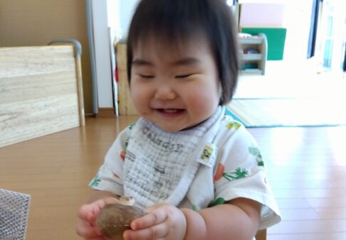 キノコに触れました！～0歳児クラス～