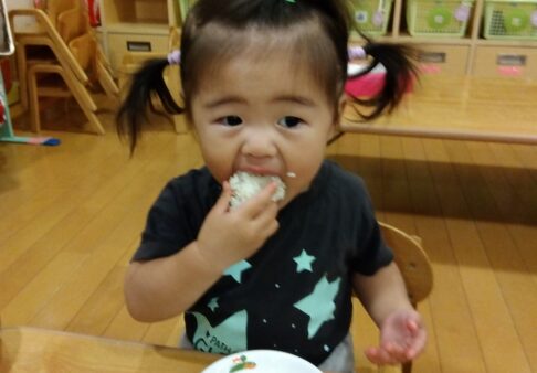 りすぐみ（1歳児クラス）食育の様子