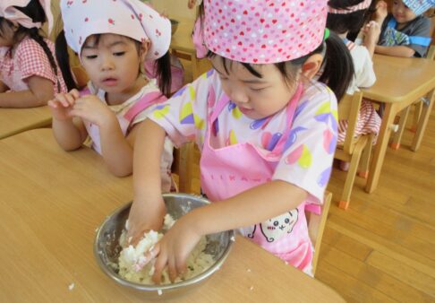 ☆３歳児クラス　お月見団子づくり☆