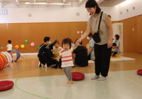 遊びの広場　ホールで遊んだよ