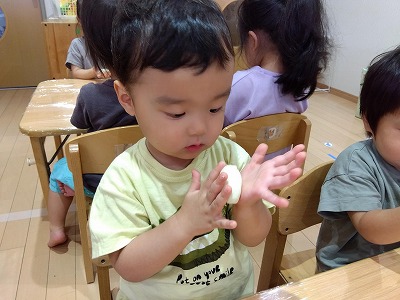 ２歳児　ぱんだ組　「お月見団子を作ったよ」