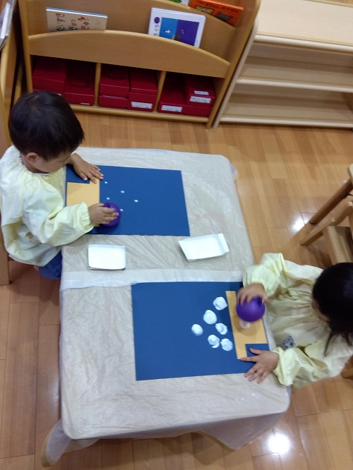 先日に引き続き、製作をしました。今回は、お月さまをつくりました😆
ハケを使って丸の形の画用紙に黄色をのせていきました✨
この黄色は、絵具にボンドを混ぜて色を作りお月さまを再現しています🌕