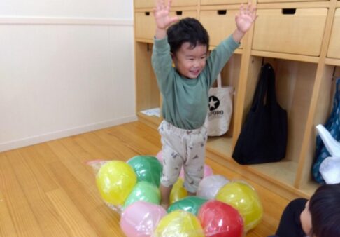 1歳児　風船遊び