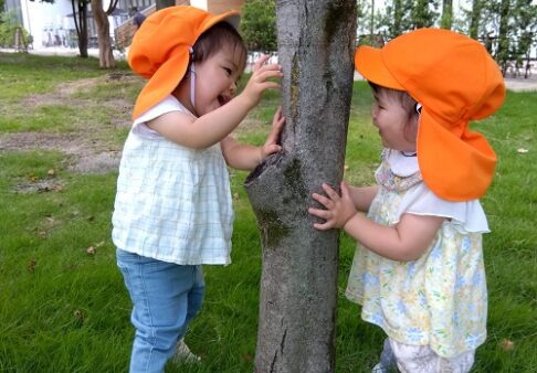 ０歳児　戸外遊び