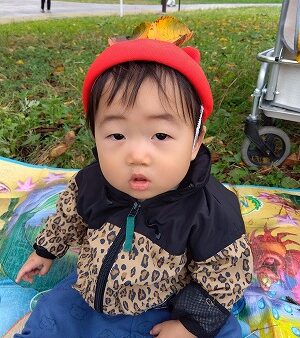 ０歳児　落ち葉を拾ってきました