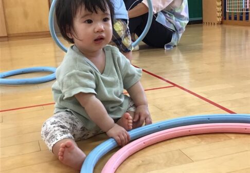 ０歳児クラス「フープ遊び♪」