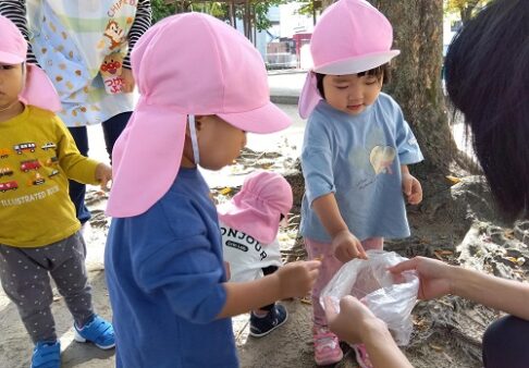 １歳児　落ち葉拾い