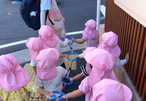 １歳児　園周辺を散歩