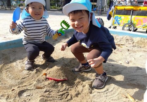 ２歳児　砂場遊び