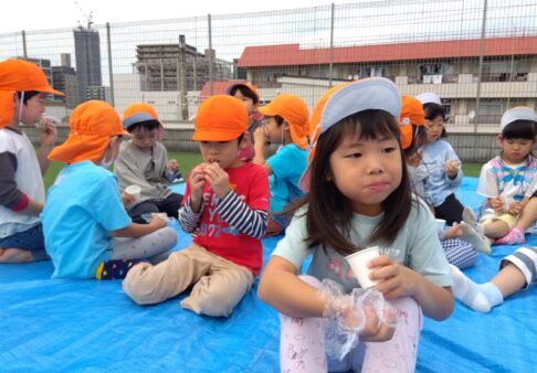 5歳児　くじら組　「屋上でプチピクニック」