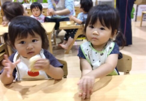 １歳児　りす組　食育「おにぎり作り🍙」