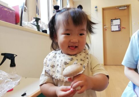 １歳児　＊きのこ栽培＊