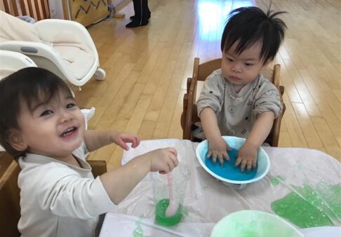 ０歳児クラス「寒天遊び♪」