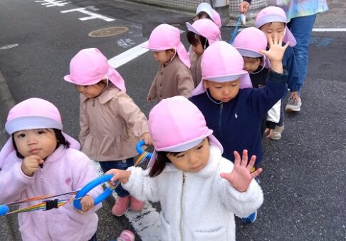 １歳児　散歩