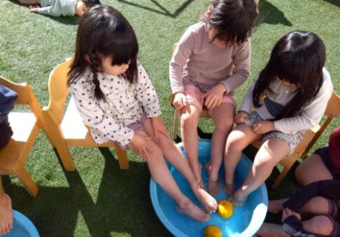 3.4.5歳児：ゆず湯で足湯をしました！