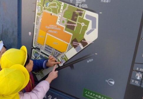 ３歳児　散歩