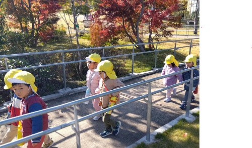 お友達と手を繋いで、みんなで公園やその周辺のお散歩を楽しみました🍁
