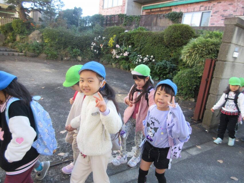 仲良く手を繋いで、お散歩行ってきますーー!