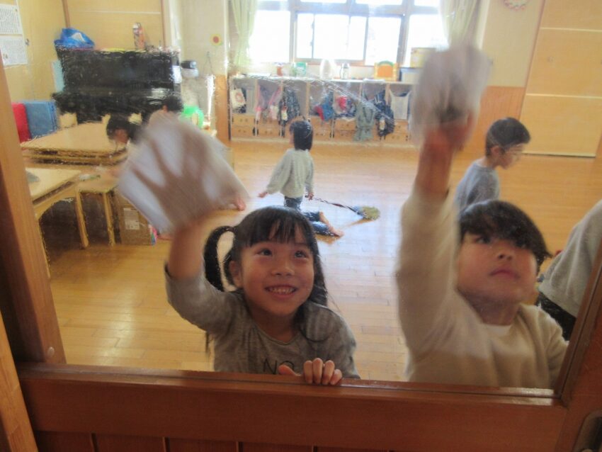 ドアを綺麗に拭くよ!!
「意外と汚れてるんだね~~」