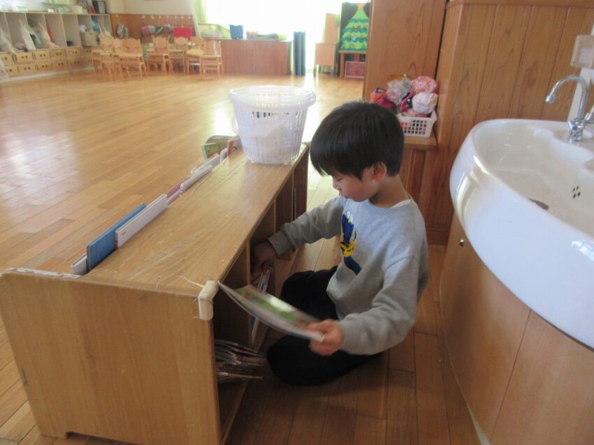 本棚の整理もしてくれました!
向きも綺麗に揃うと気持ちよくて、使いやすくなるね!