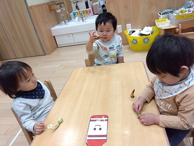 1歳児　食育で野菜スタンプをやったよ！
