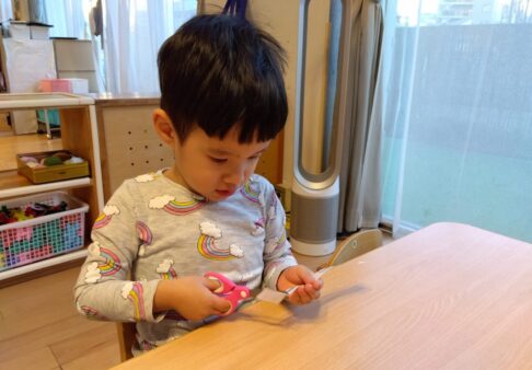 2歳児～ハサミに挑戦✄～
