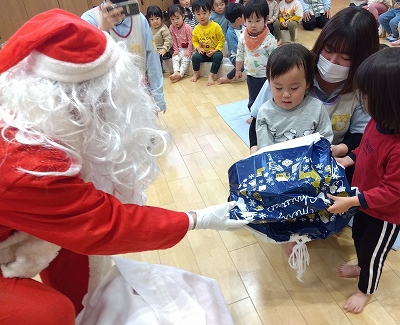 １歳児　クリスマス会にサンタさんが来てくれたよ！