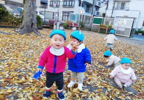 ０歳児　＊黄色いじゅうたんにビックリ＊