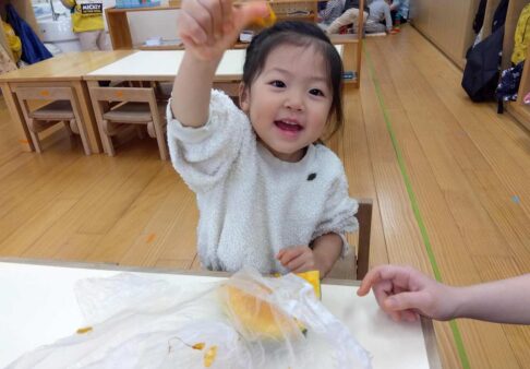 2歳児 ～食育（かぼちゃの種取り）～