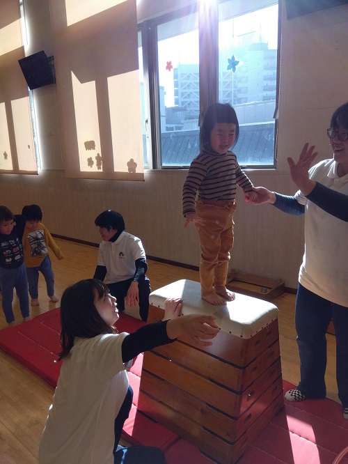 名古屋こども専門学校の学生による体育活動が行われました!
5段の跳び箱を頑張ってのぼり、のぼれたことがとても嬉しくて良い表情を見せてくれる子どもたちです♪
大きな拍手と声援であふれていました😄