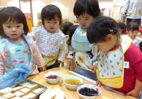 1歳児　りす組　「サンドイッチを作りました」