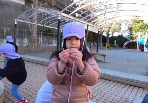 幼児クラス～氷を見つけたよ！～