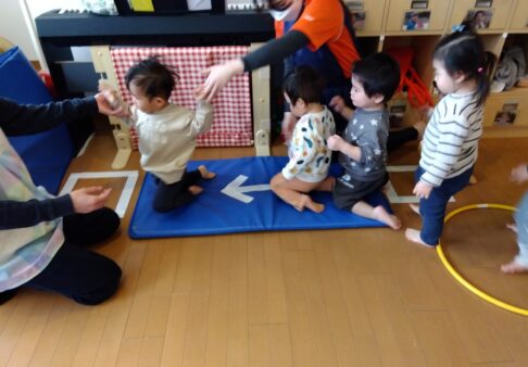 室内でものびのびと身体を動かしています！～1歳児～