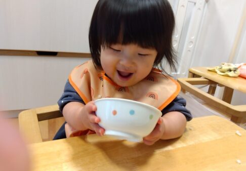 0歳児「食べるのだいすき🍚」