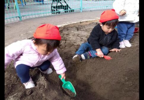 ０歳児　砂遊びをしたよ！