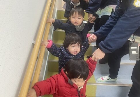 ０歳児　階段の上り下り
