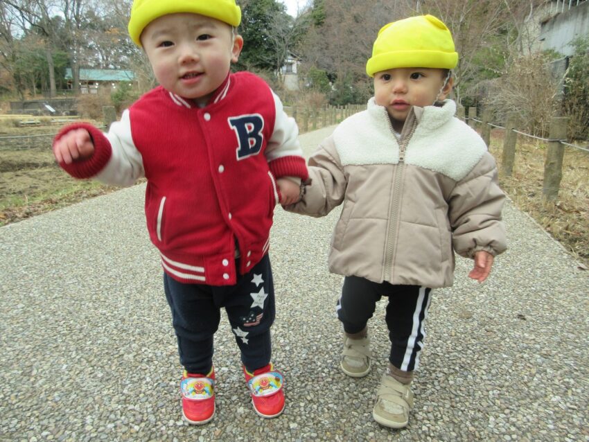 お友だちと一緒に手を繋いで歩くこともできるようになってお散歩がさらに楽しいね♪
これからも色々な場所で楽しく遊んでいこうね!