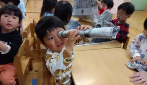 2歳児クラス：新聞紙風呂に輪投げ遊び♪
