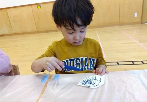 ２歳児クラス「にじみ絵に挑戦☆」