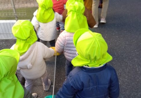 １歳児　りす組　お散歩頑張ってるよ😊