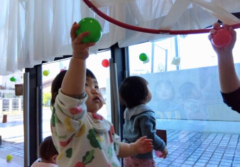 新しい遊びを見つけました！～０歳児クラス～